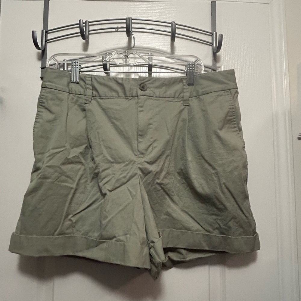 A new day women’s Large high rise poplin‎ shorts light olive green EUC